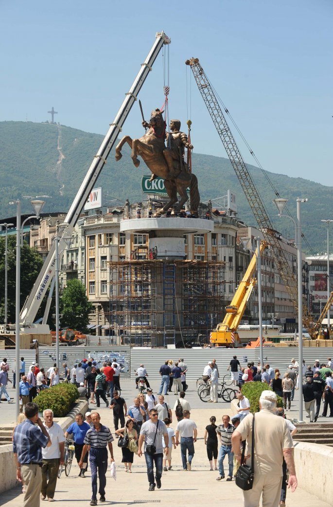 Associated Press-Η τοποθέτηση των αγαλμάτων κατά τη διάρκεια του πρότζεκτ Σκόπια 2014