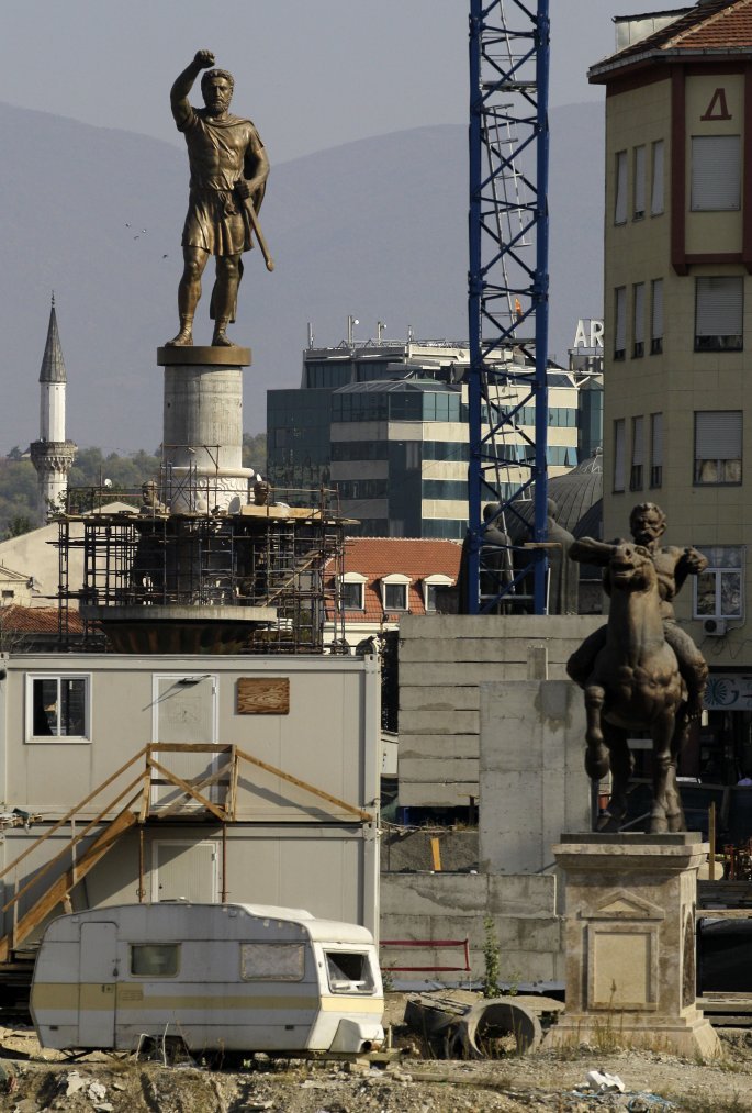 Associated Press-Η τοποθέτηση των αγαλμάτων κατά τη διάρκεια του πρότζεκτ Σκόπια 2014