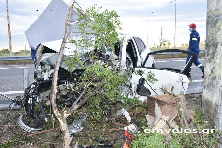 Η σύγκρουση ήταν τόσο σφοδρή που το ΙΧ έγινε μια άμορφη μάζα ενώ η μηχανή του αυτοκινήτου εκσφενδονίστηκε πολλά μέτρα μακριά από το όχημα.