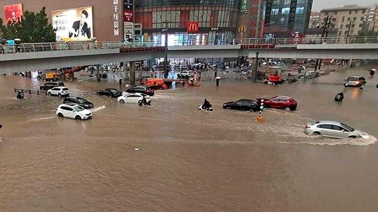 Πλημμύρες στην κεντρική Κίνα: 12 νεκροί στο μετρό της πόλης Τσεντσόου	