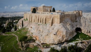 Άνδρας έπεσε από την Ακρόπολη
