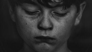 Γιατρός κακοποιούσε σεξουαλικά τον γιο της συντρόφου του