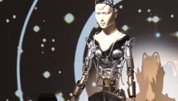 Η Μιντάρ διδάσκει τον Βουδισμό