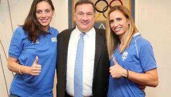 Ο Σπύρος Καπράλος με τις Πέννυ Καραγκούνη, Βίκυ Αρβανίτη