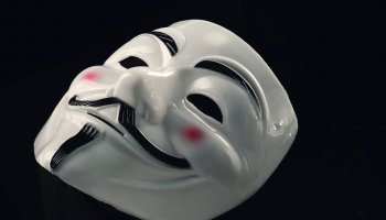 Μήνυμα των Anonymous για τον Ασάνζ