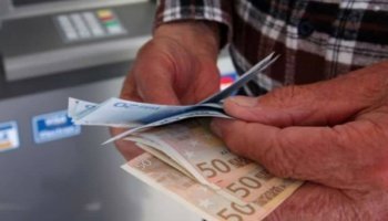 Ανθρωπος που πληρώνει λογαριασμούς