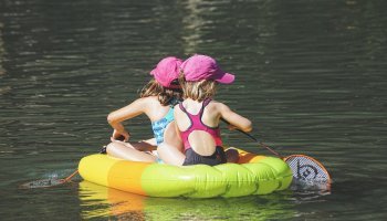 Παιδιά που κολυμπούν 