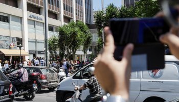 Κινητό στην Αθήνα, σεισμός στην Αττική (EUROKINISSI/ΓΙΑΝΝΗΣ ΠΑΝΑΓΟΠΟΥΛΟΣ)