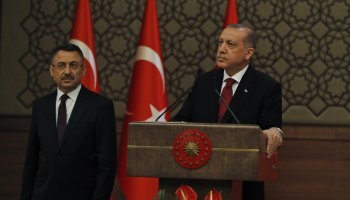 Ο Φουάτ Οκτάι δίπλα στον Τούρκο Πρόεδρο