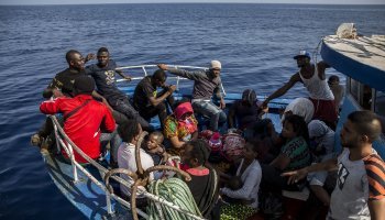 Πρόσφυγες σε πλοίο