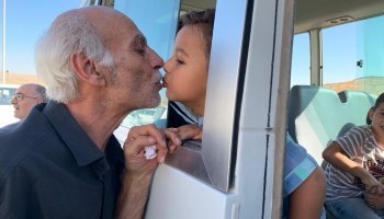 Παππούς αποχαιρετά το εγγόνι του στη Συρία