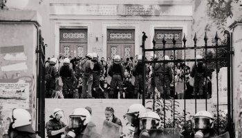 Δυνάμεις των ΜΑΤ μέσα στην ΑΣΟΕΕ