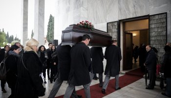 Θάνος Μικρούτσικος