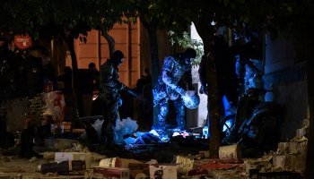 Καρέ από την ανακατάληψη του κτiρίου στο Κουκάκι