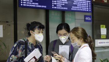 Κινέζες με μάσκες, λόγω του ιού