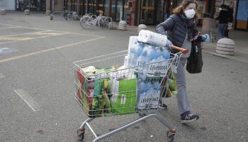 Οι Ιταλοί εφοδιάζονται με τον φόβο του κοροναϊού