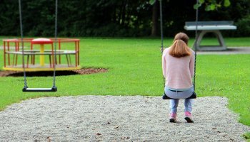 Κορίτσι κάνει κούνια