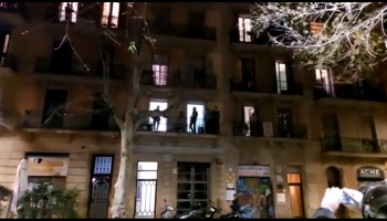 Αποκλεισμένοι στη Βαρκελώνη τραγουδούν Oasis