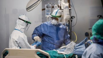 Γιατροί παλεύουν με τον κορονοϊό στην Ιταλία