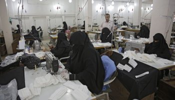 Ράβοντας μάσκες στην Υεμένη