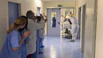 Ασθενής με κορονοϊό βγαίνει από ΜΕΘ στο Θριάσιο