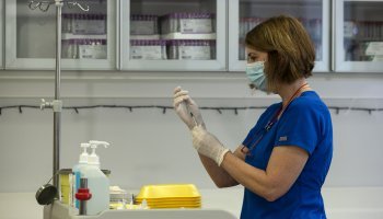 Νοσηλεύτρια ετοιμάζει το εμβόλιο για τον κορονοϊό