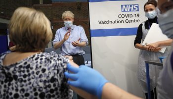 Ο Μπόρις Τζόνσον σε εμβολιαστικό κέντρο για τον κορονοϊό