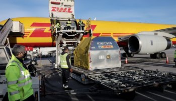 Τα εμβόλια της Pfizer/Biontech φτάνουν στο αεροδρόμιο «Ελευθέριος Βενιζέλος»