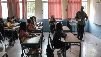 Μάθημα στο σχολείο στην εποχή του κορονοϊού