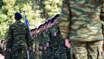 στρατιώτες