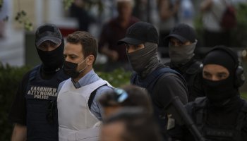 δολοφόνος, πιλότος, Γλυκά Νερά