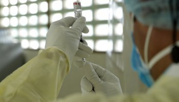 mRNA εμβόλια Pfizer-Moderna: Σε νέους άνδρες τα περισσότερα περιστατικά μυοκαρδίτιδας