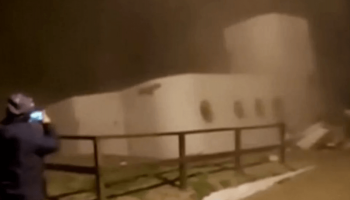 Διώροφο σπίτι καταρρέει στον ωκεανό