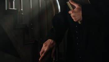 ιερέας, σκάνδαλο