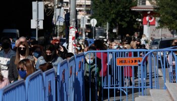 Θεσσαλονίκη: Κυγκλιδώματα, κλούβα και αυστηρά μέτρα στον Άγιο Δημήτριο – Πιστοί προσκυνούν τις εικόνες χωρίς μάσκα