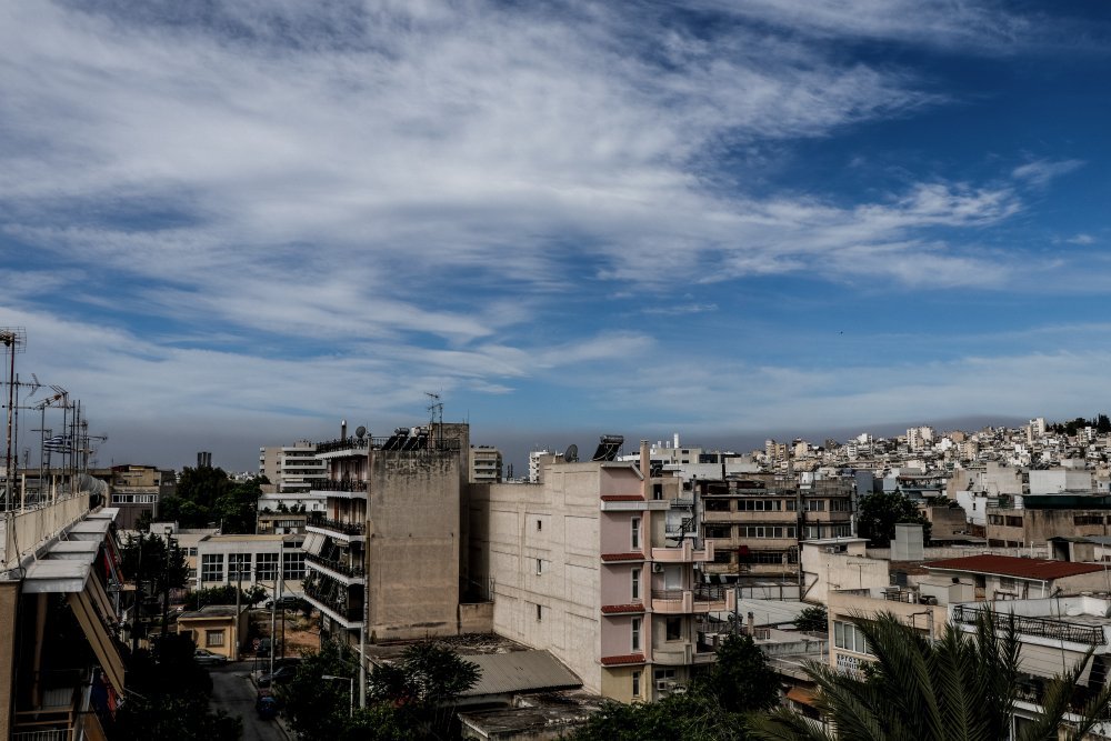 Καπνός στον ουρανό της Αττικής