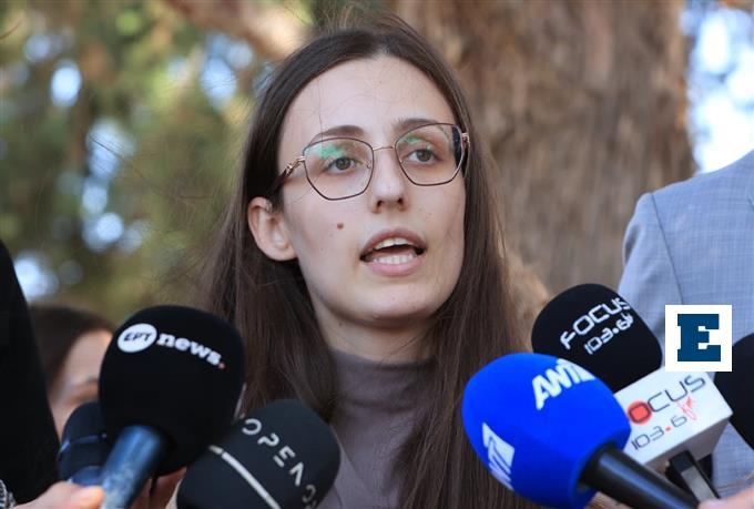 Δίκη Τεμπών: Κατέθεσαν η σύζυγος και η κόρη μηχανοδηγού - «Μέσα σε ένα βράδυ όλα χάθηκαν»