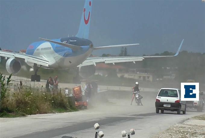 Επικίνδυνο το αεροδρόμιο της Σκιάθου: Τουρίστρια εκτινάχθηκε από τουρμπίνα αεροσκάφους – Στο νοσοκομείο με κρανιοεγκεφαλικές κακώσεις