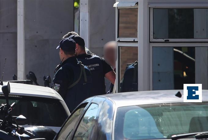 «Θα σε τουφεκίσω και εσένα»: Ο απίστευτος διάλογος του 89χρονου πιστολέρο με τον εισαγγελέα | Έθνος 